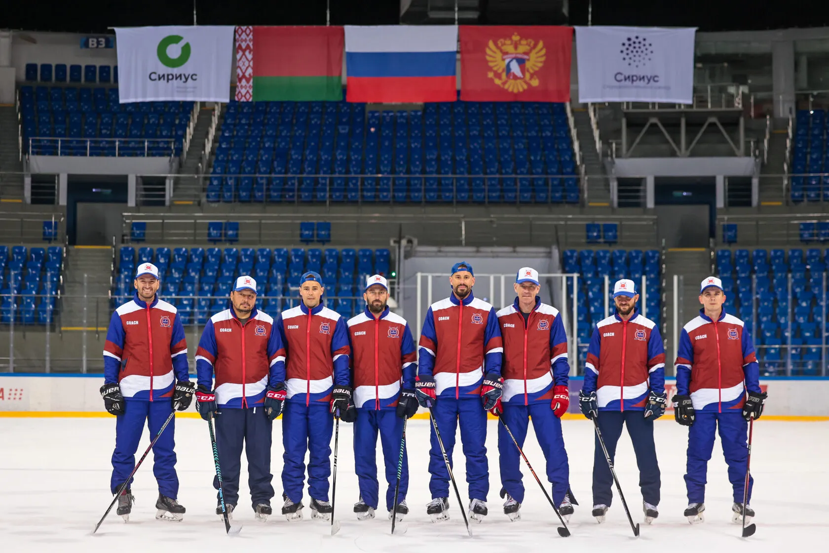 Тренеры Ice Hockey Life в строю на льду арены