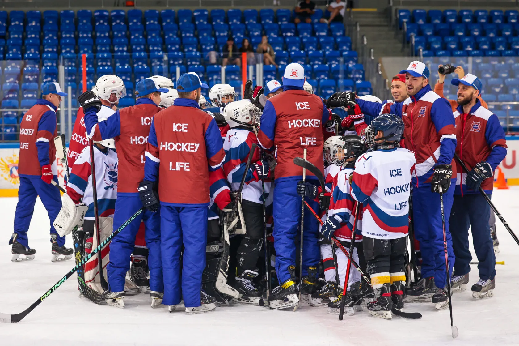 Тренеры в жилетах Ice Hockey Life собрали группу на льду