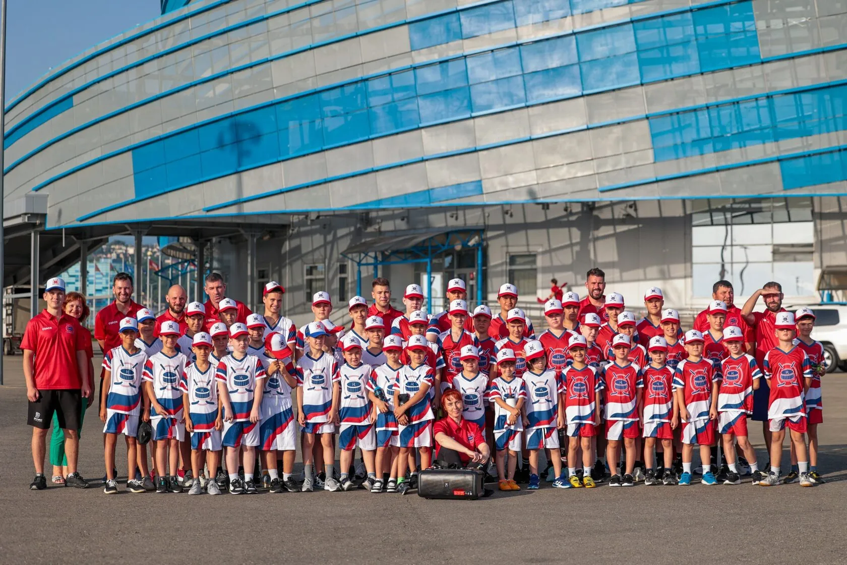 Участники сборов в форме Ice Hockey Life у ледовой арены в Сириусе